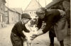 Ziege mit Kind im Hof Johannette Hoehn